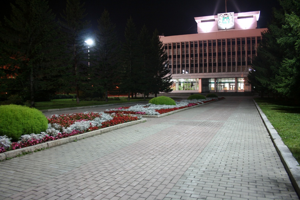 Освещение сквера перед администрацией Тюмени Освещение сквера перед администрацией Тюмени